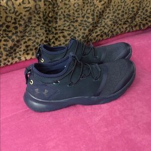 Navy blue Under Armour Drift 2 tennis shoes!